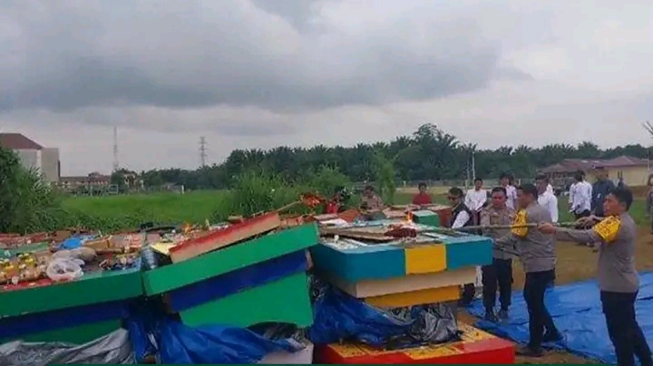 Dirkrimum Polda Sumut Musnahkan BB Mesin Judi darat Hasil pengungkapan. Dirkrimum Polda Sumut Musnahkan BB Mesin Judi darat Hasil pengungkapan.