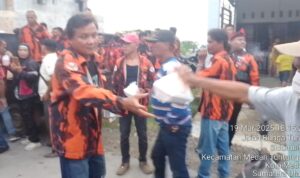 Bagikan Takjil Gratis Di Kelurahan Sidomulyo Warga Serbu PAC Pemuda Pancasila Medan Tuntungan