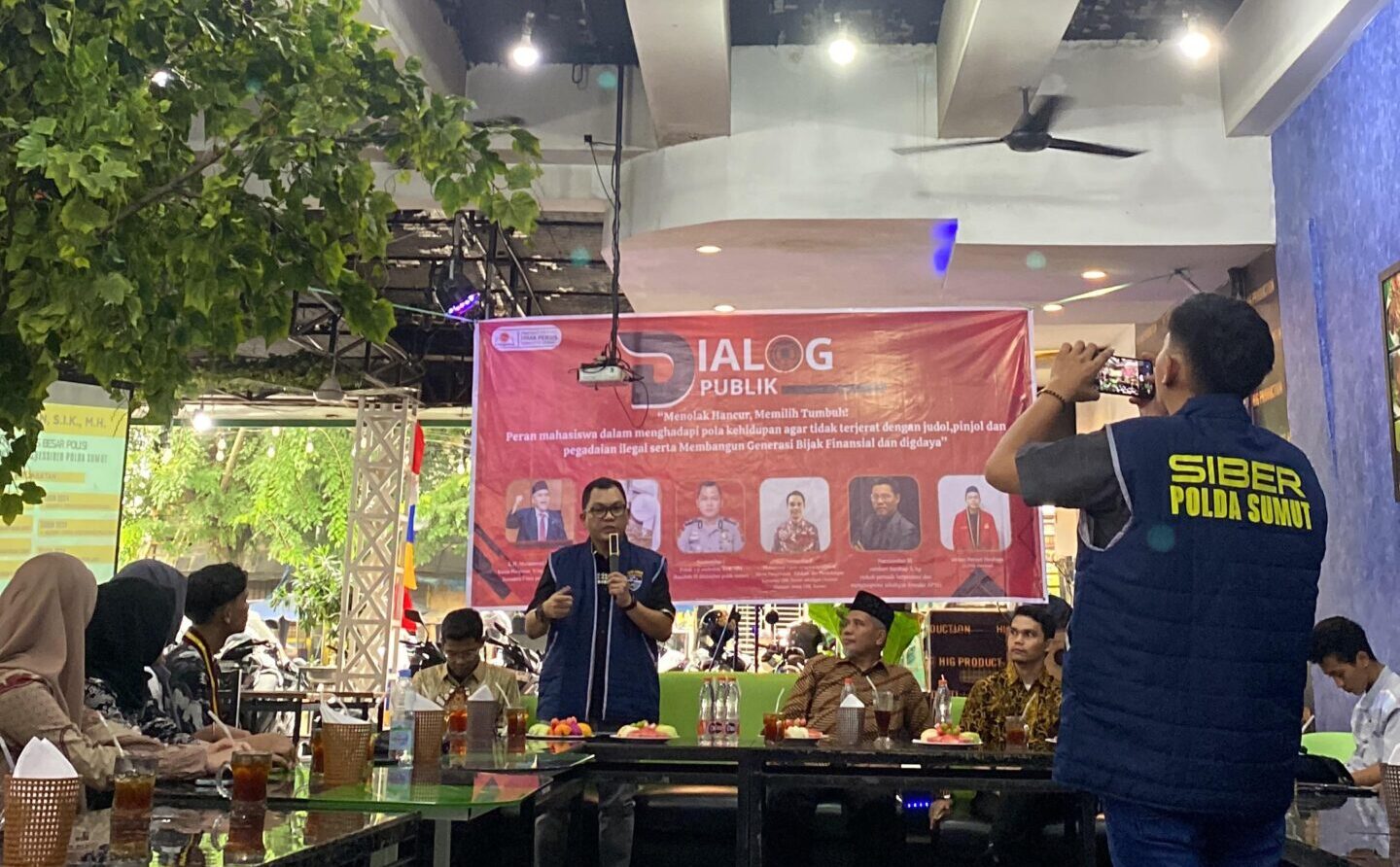 KH. M. Nuh: “Manusia Suka Jalan Pintas, Tapi Jangan Sampai Terjebak Judol dan Pinjol!” KH. M. Nuh: “Manusia Suka Jalan Pintas, Tapi Jangan Sampai Terjebak Judol dan Pinjol!”